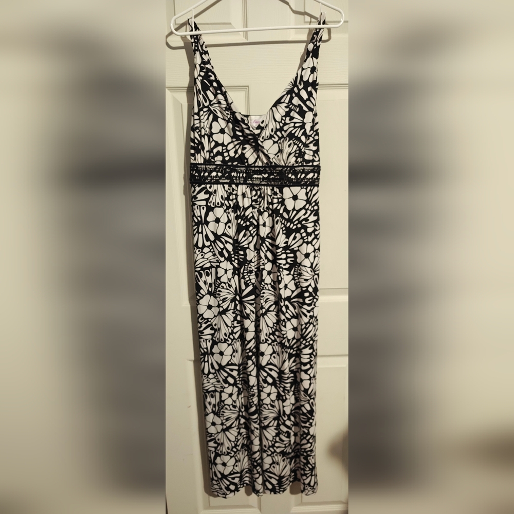 Chic Black and White Floral Maxi Dress